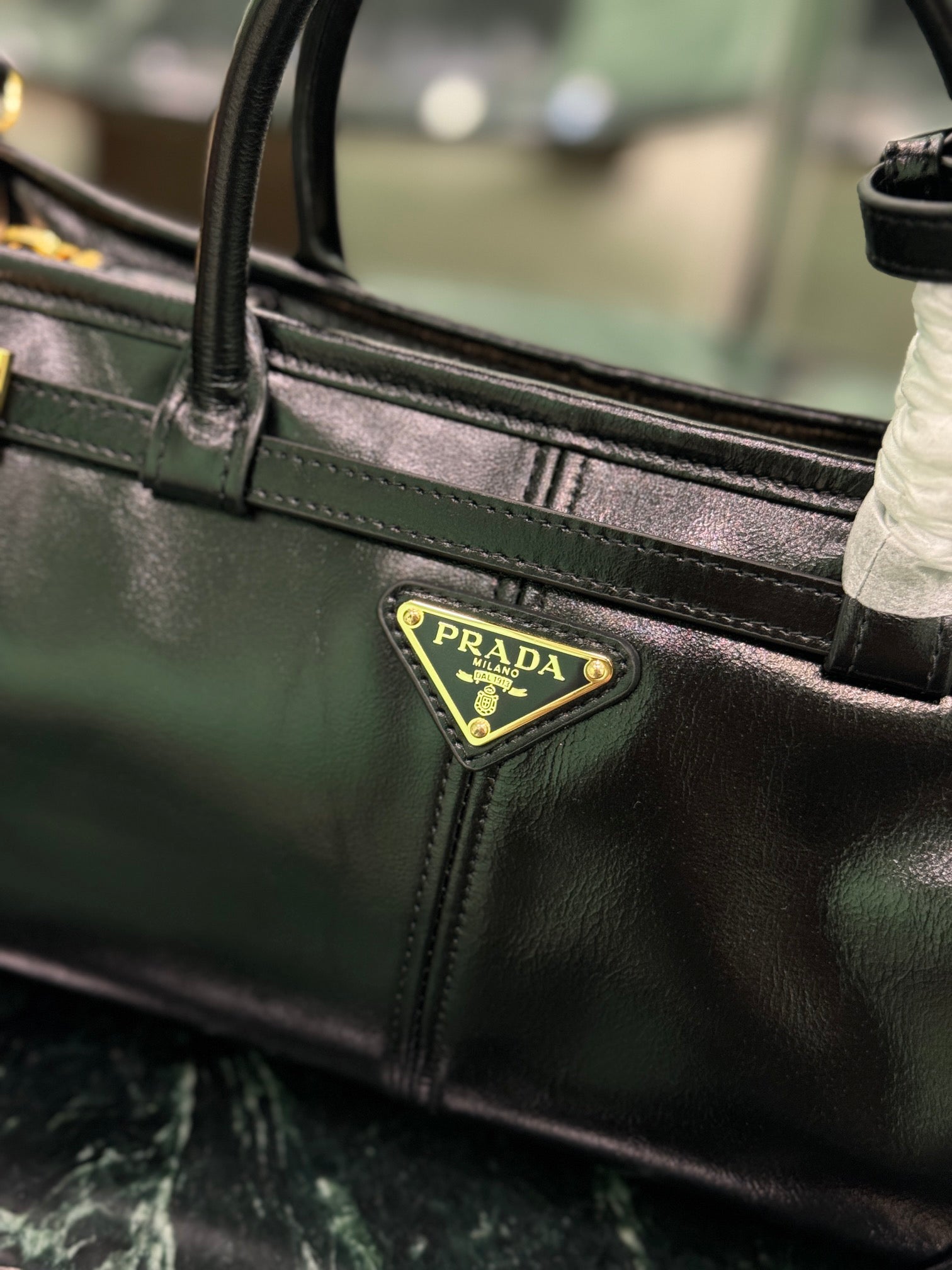 [2023 AW New] SoftLux Short Handle Waxed Leather Bag Vintage Gold Hardware with Triangle Logo 32cm Convertible Crossbody Tote