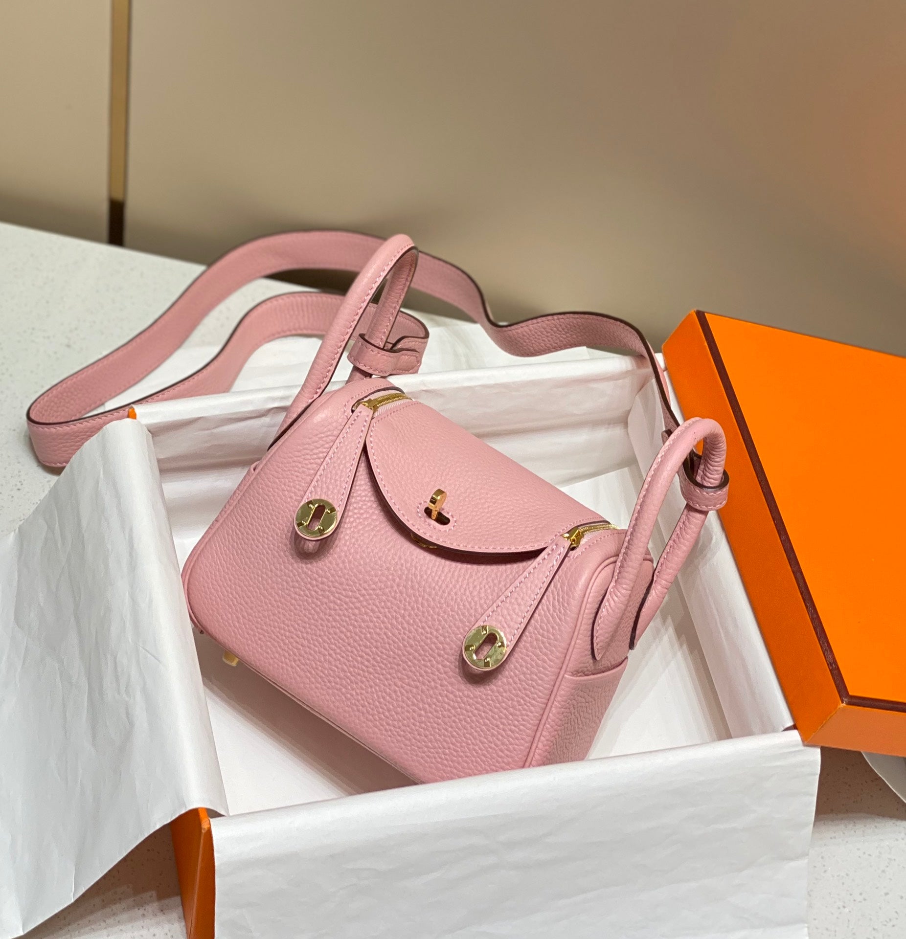 Hermès 𝕃𝕚𝕟𝕕𝕪 𝟭𝟵𝕔𝕞 Mini Bag "Milkshake Pink Gold" - Compact & Spacious, Handcrafted Luxury