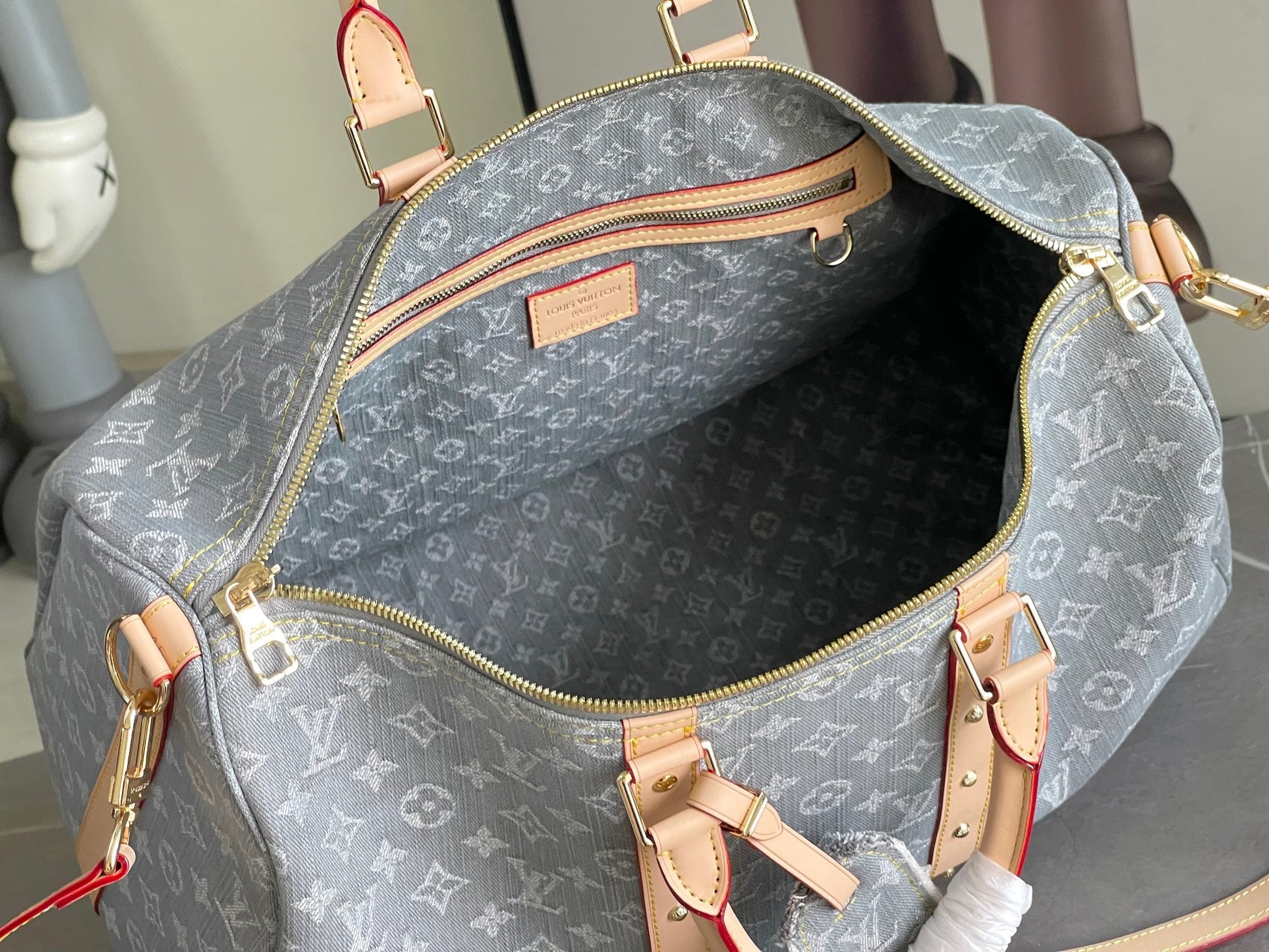 Louis Vuitton KEEPALL BANDOULIÈRE 45 Travel Bag | Vintage Monogram Canvas | FW21-22 Runway Capsule | Storefront Signage Design