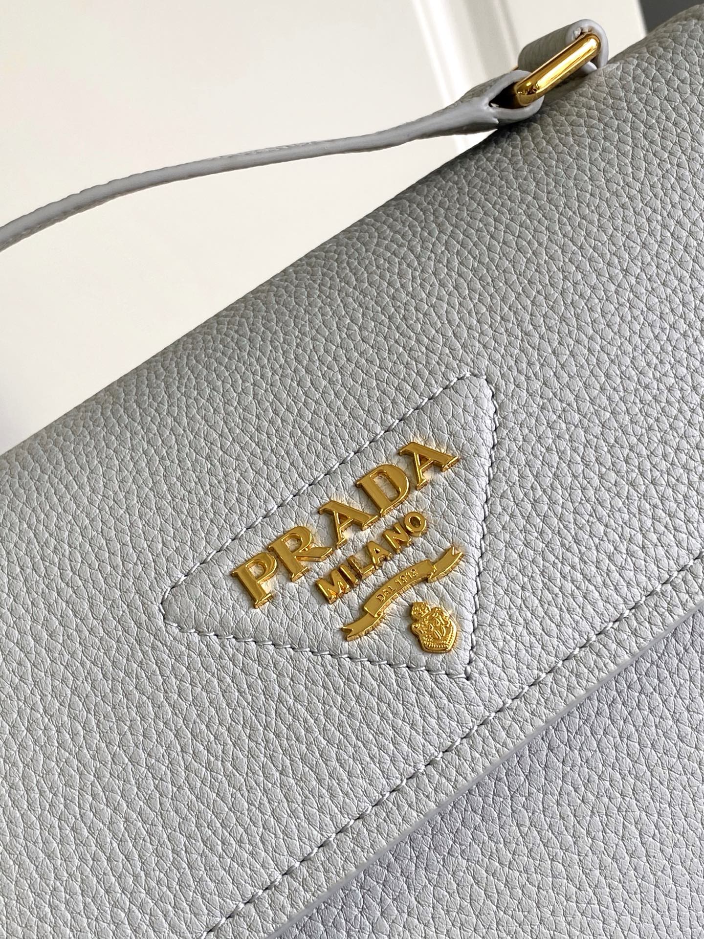 New Pebbled Leather Crossbody Bag 26x14x9.5cm | Adjustable Strap, Metal Logo & Spacious Design
