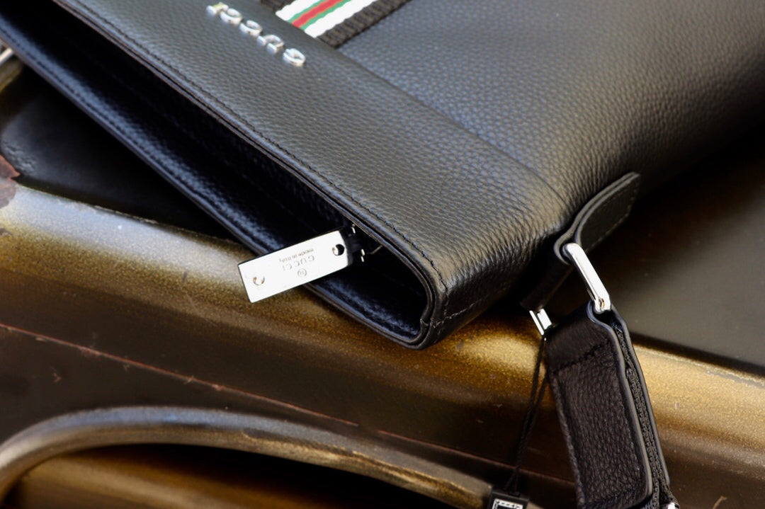 Gucci Men's Vintage Casual Bag  Full-Grain Leather Large Capacity  24x28x5cm Lightweight Travel Bag Black