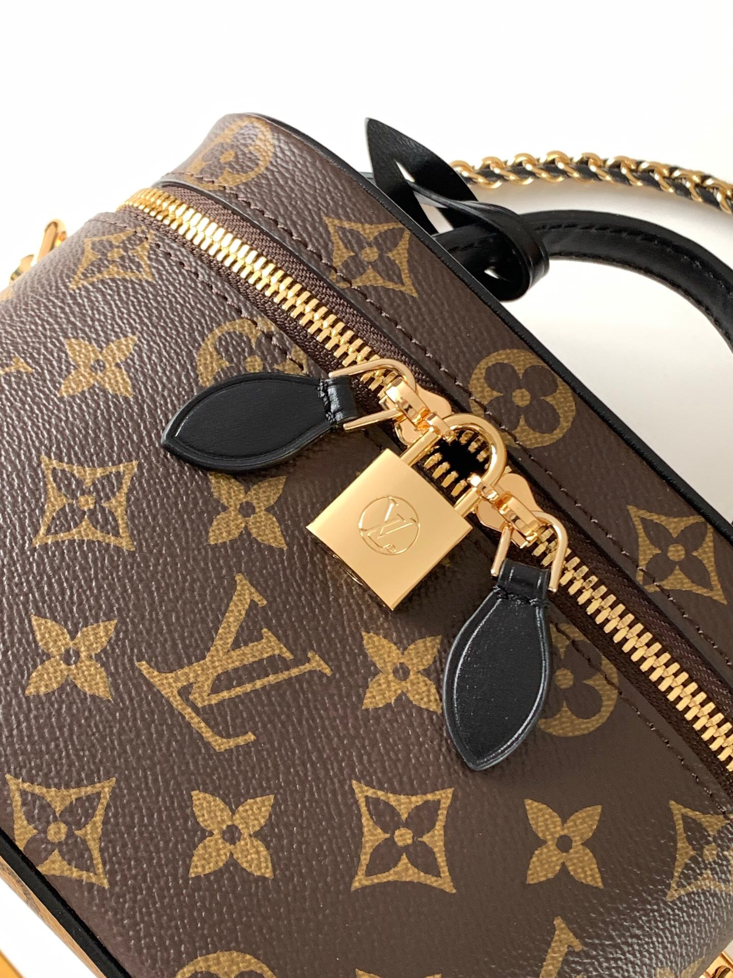Louis Vuitton 2020 Spring/Summer Nicolas Ghesquière Monogram & Reverse Canvas Multiway Crossbody Bag | Detachable Chain Strap | Exclusive Photography