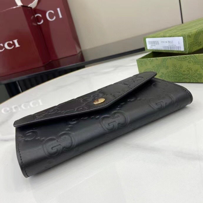 Gucci GG Monogram Long Wallet  Black Pebbled Leather with Antique Gold Closure  19x10x3cm
