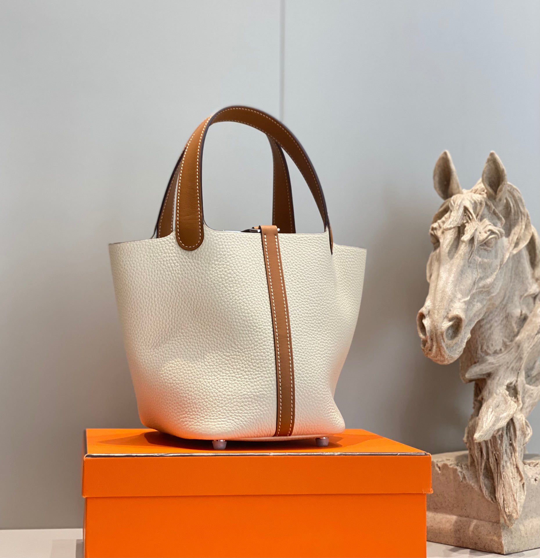 Hermès Picotin Lock 18cm Milkshake White Gold Brown Bucket Bag - Classic Two-Tone Luxury Handbag