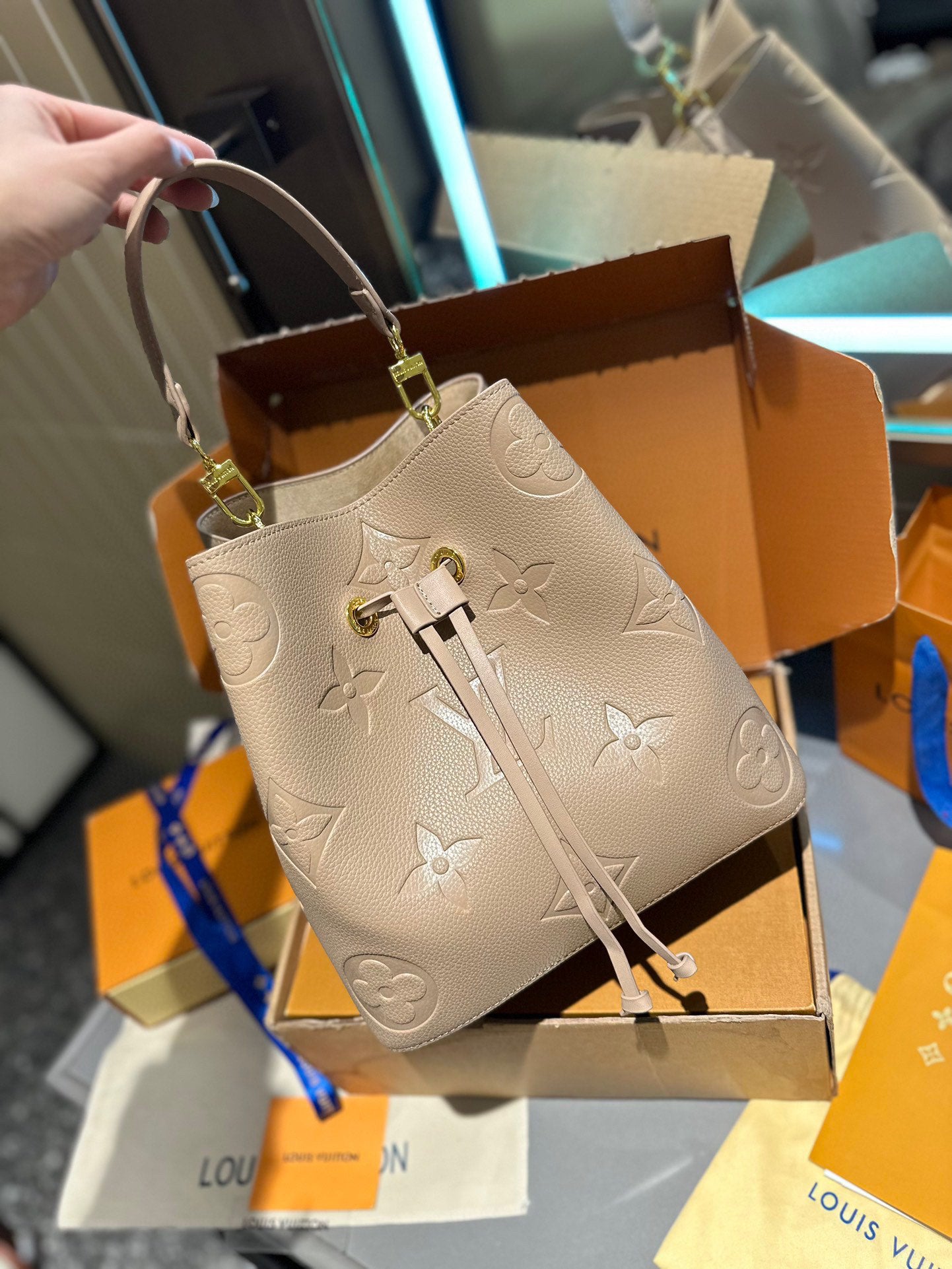 Louis Vuitton JNEONOEBB Monogram Bag 25cm | Gold-Plated Studs, Calfskin Barrel Bag