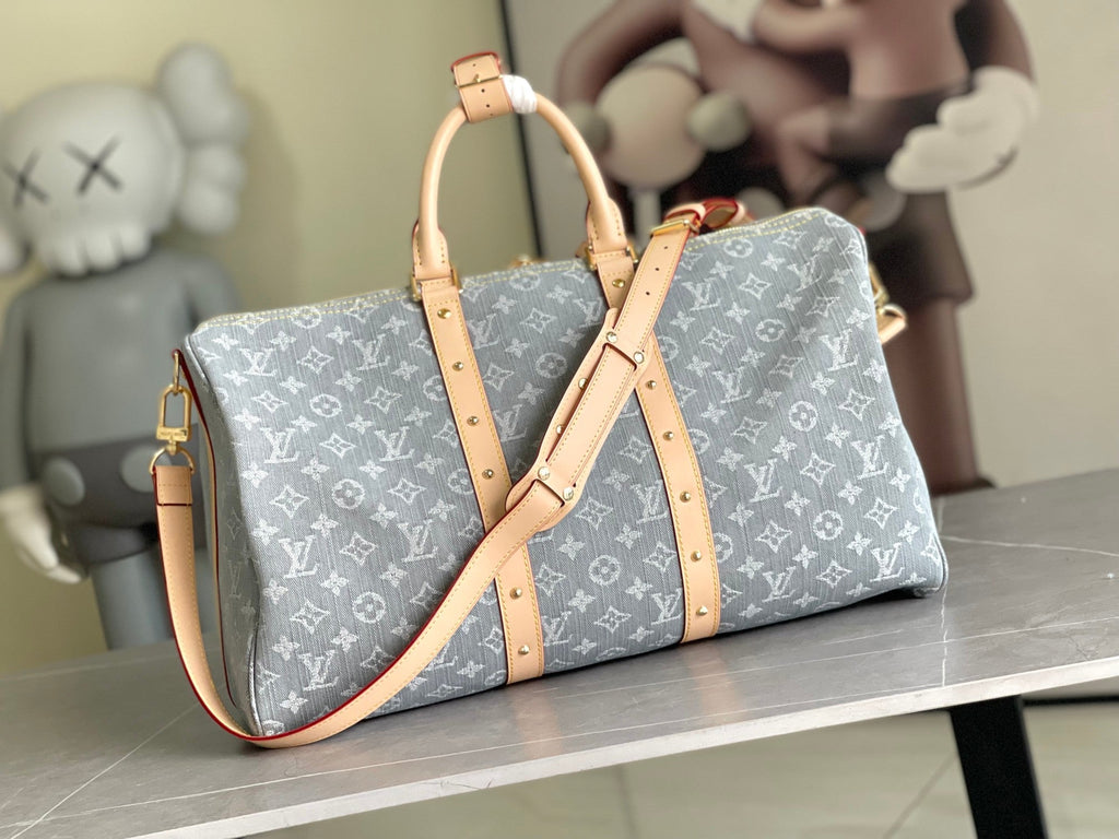 Louis Vuitton KEEPALL BANDOULIÈRE 45 Travel Bag | Vintage Monogram Canvas | FW21-22 Runway Capsule | Storefront Signage Design