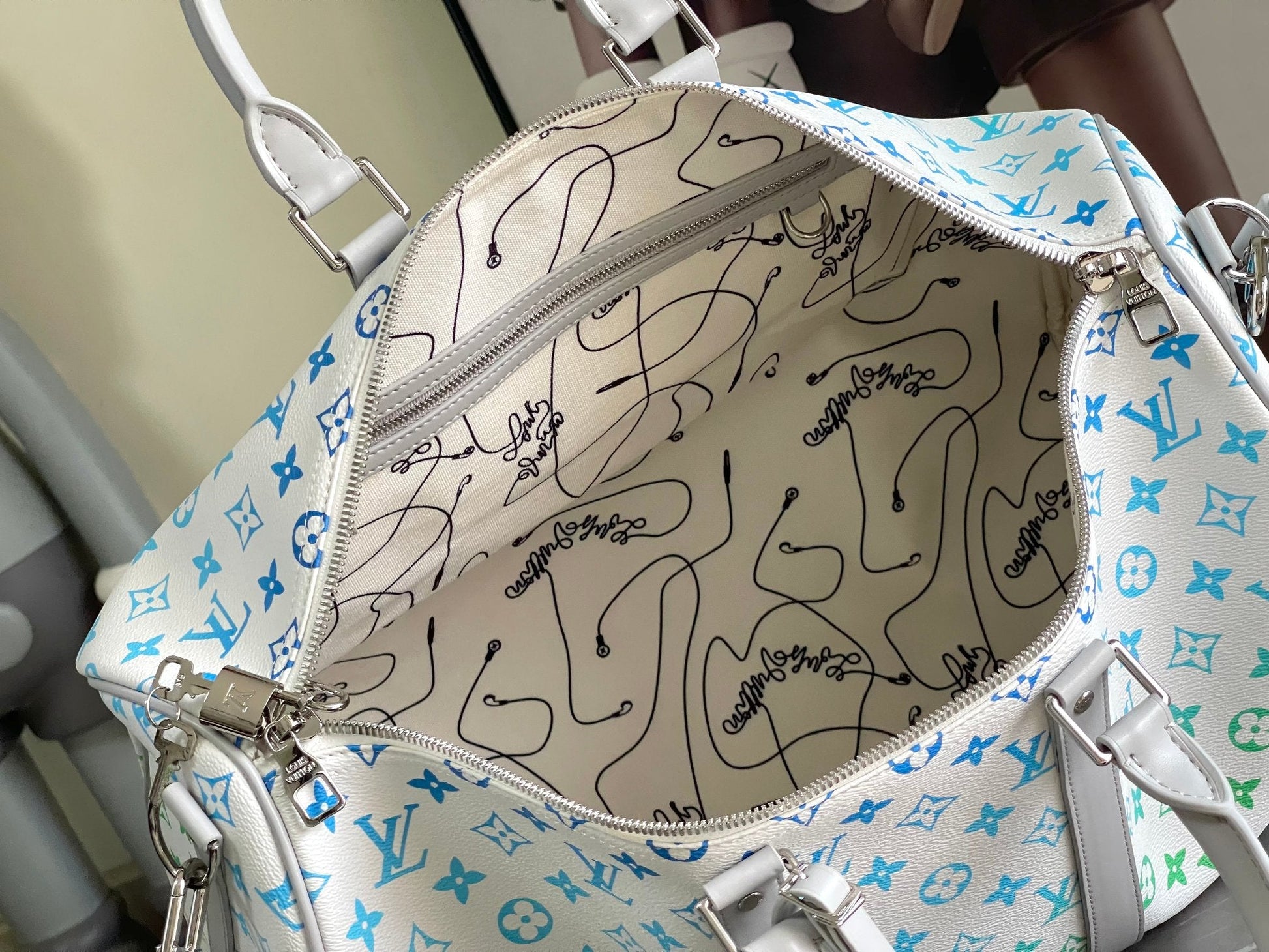 Louis Vuitton KEEPALL BANDOULIÈRE 55 Travel Bag | Vintage Monogram Canvas | FW21-22 Runway Capsule | Storefront Signage Design