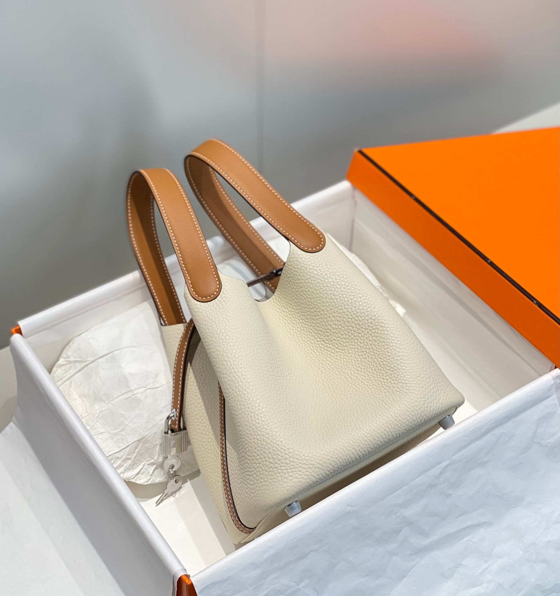 Hermès Picotin Lock 18cm Milkshake White Gold Brown Bucket Bag - Classic Two-Tone Luxury Handbag