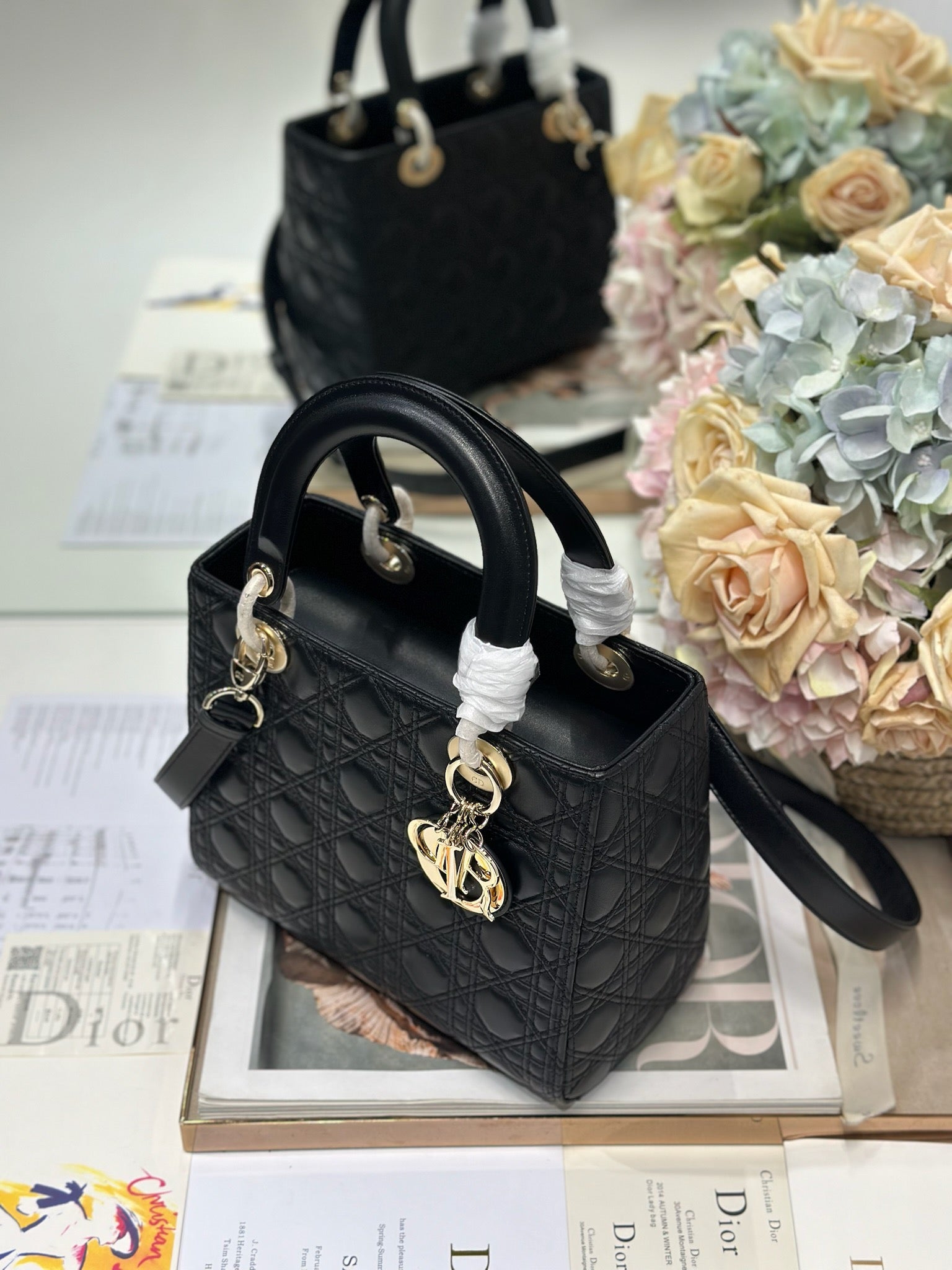 DIOR LADY DIOR MEDIUM BLACK LAMBSKIN CANNAGE QUILTED DOUBLE-STITCHING HANDBAG WITH DETACHABLE STRAP