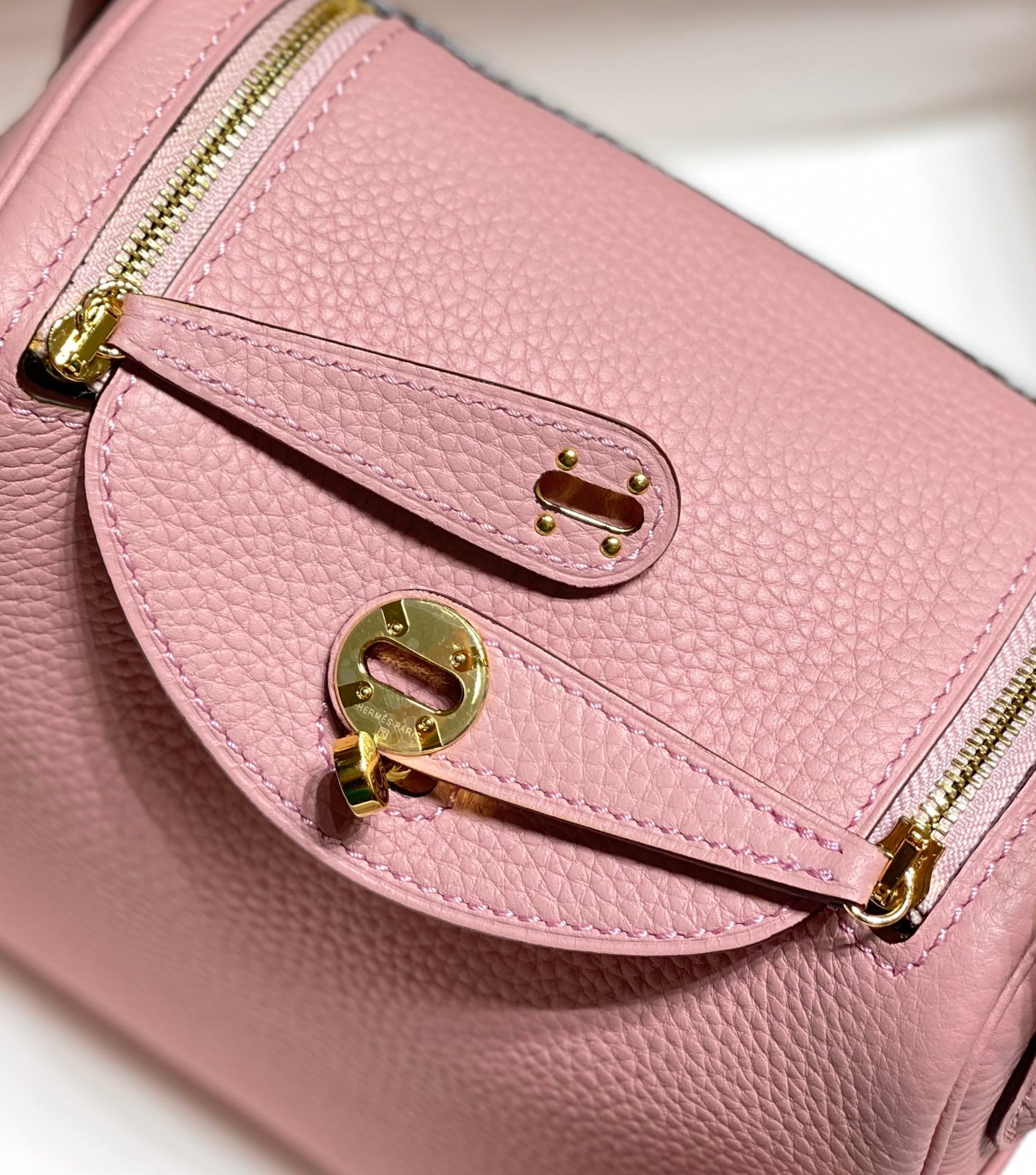 Hermès 𝕃𝕚𝕟𝕕𝕪 𝟭𝟵𝕔𝕞 Mini Bag "Milkshake Pink Gold" - Compact & Spacious, Handcrafted Luxury