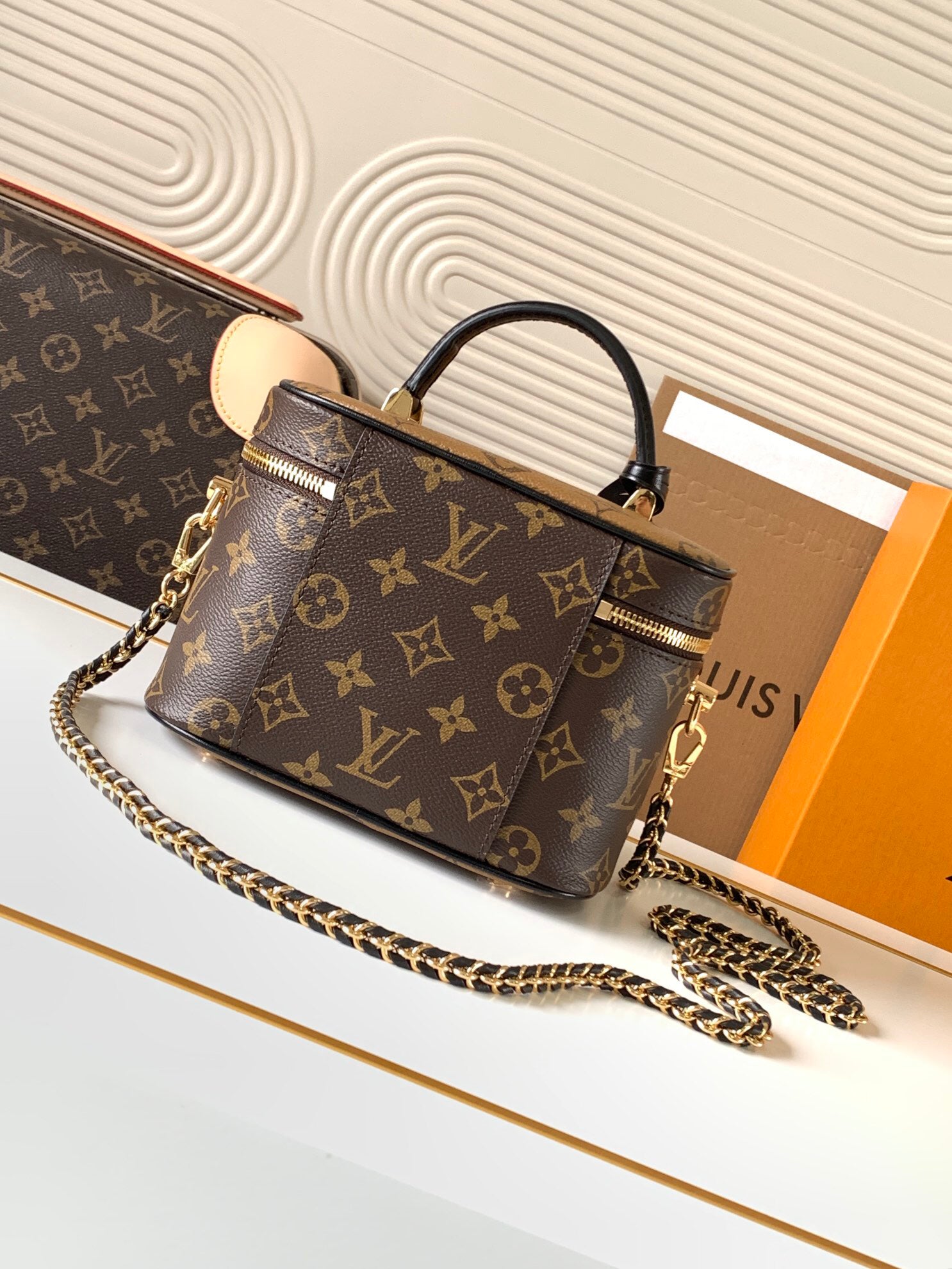 Louis Vuitton 2020 Spring/Summer Nicolas Ghesquière Monogram & Reverse Canvas Multiway Crossbody Bag | Detachable Chain Strap | Exclusive Photography