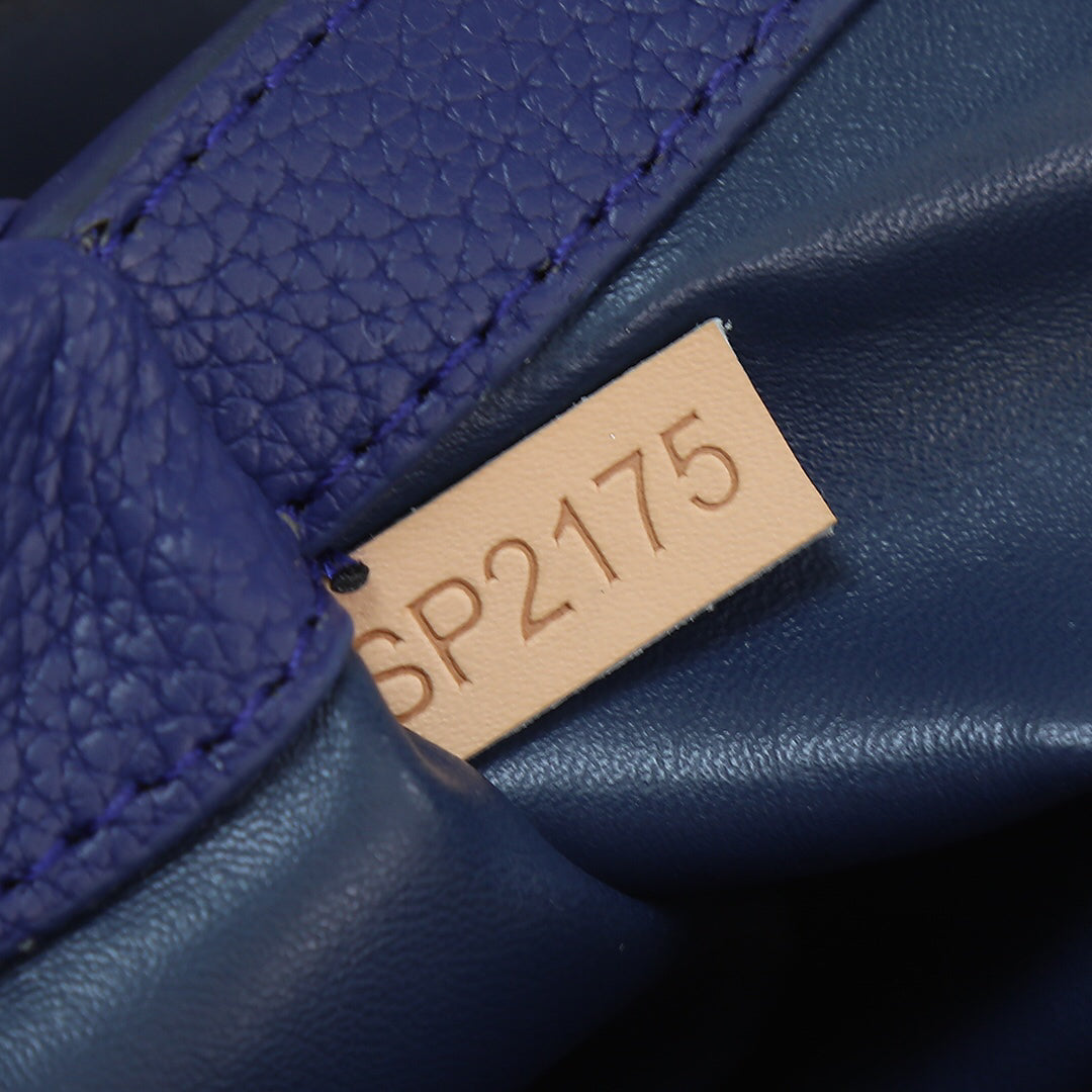 Louis Vuitton Capucines bb Blue Pebbled Leather Bag 27x18x10cm | Celebrity Street Style, Detachable Strap & Twist Lock