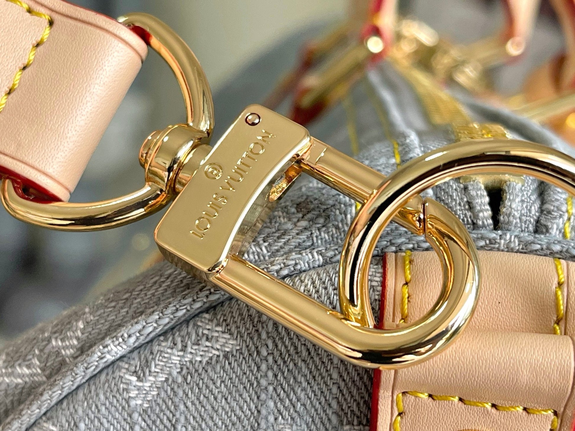 Louis Vuitton KEEPALL BANDOULIÈRE 45 Travel Bag | Vintage Monogram Canvas | FW21-22 Runway Capsule | Storefront Signage Design