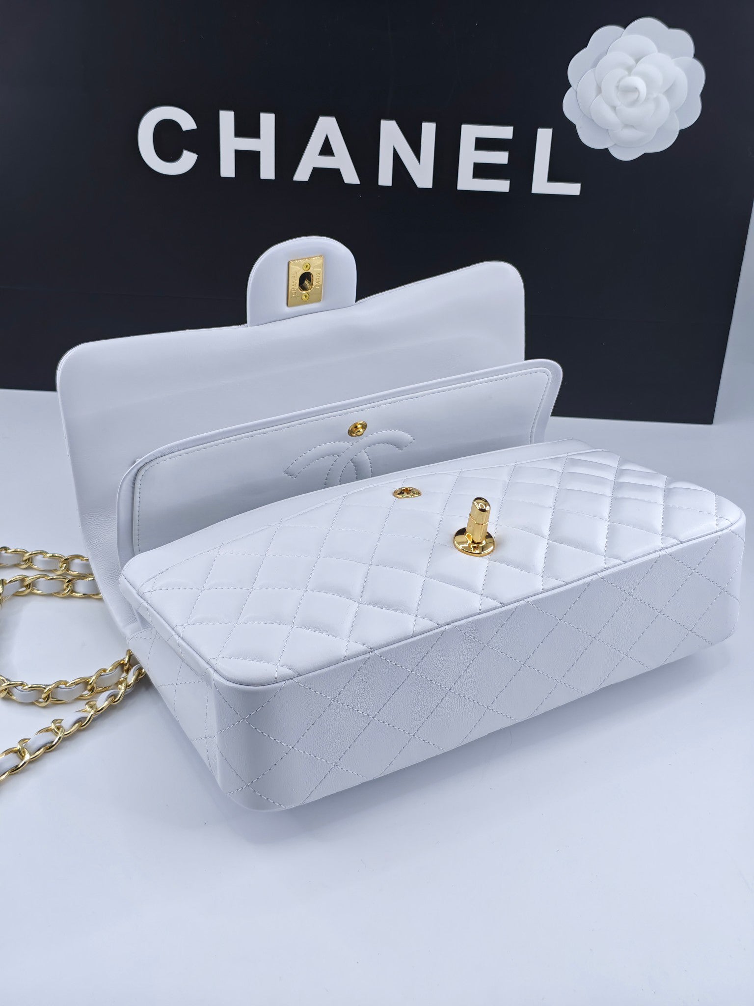 Chanel Classic CF1112 Handbag Genuine Imported Lambskin with Chip & Stamp 24K Gold Plated Hardware Anti-Fade Custom Luxury White Gold Buckle