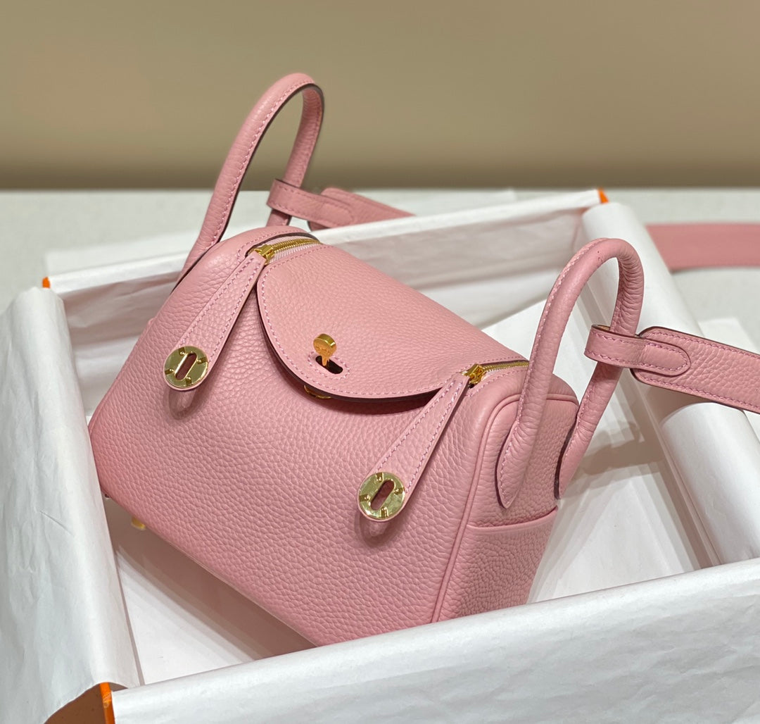 Hermès 𝕃𝕚𝕟𝕕𝕪 𝟭𝟵𝕔𝕞 Mini Bag "Milkshake Pink Gold" - Compact & Spacious, Handcrafted Luxury
