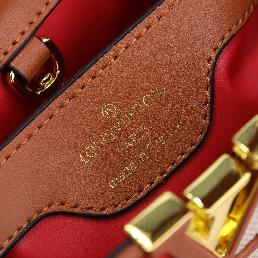 Louis Vuitton Capucines bb Red Pebbled Leather Bag 27x18x10cm | Celebrity Street Style, Detachable Strap & Twist Lock