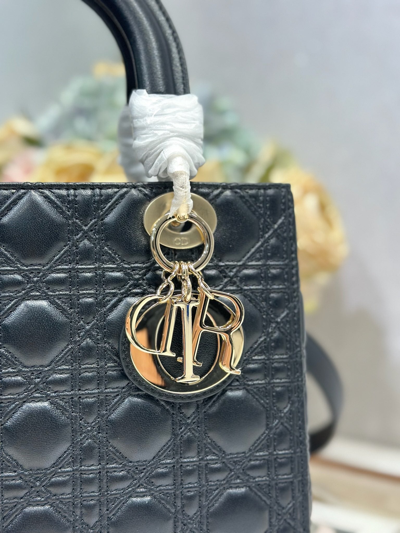 DIOR LADY DIOR MEDIUM BLACK LAMBSKIN CANNAGE QUILTED DOUBLE-STITCHING HANDBAG WITH DETACHABLE STRAP