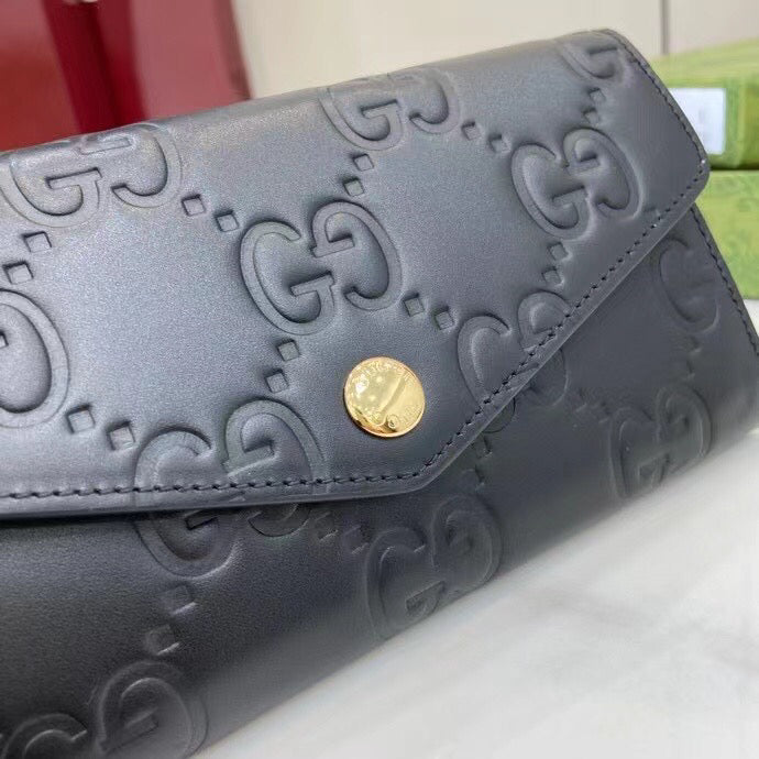 Gucci GG Monogram Long Wallet  Black Pebbled Leather with Antique Gold Closure  19x10x3cm