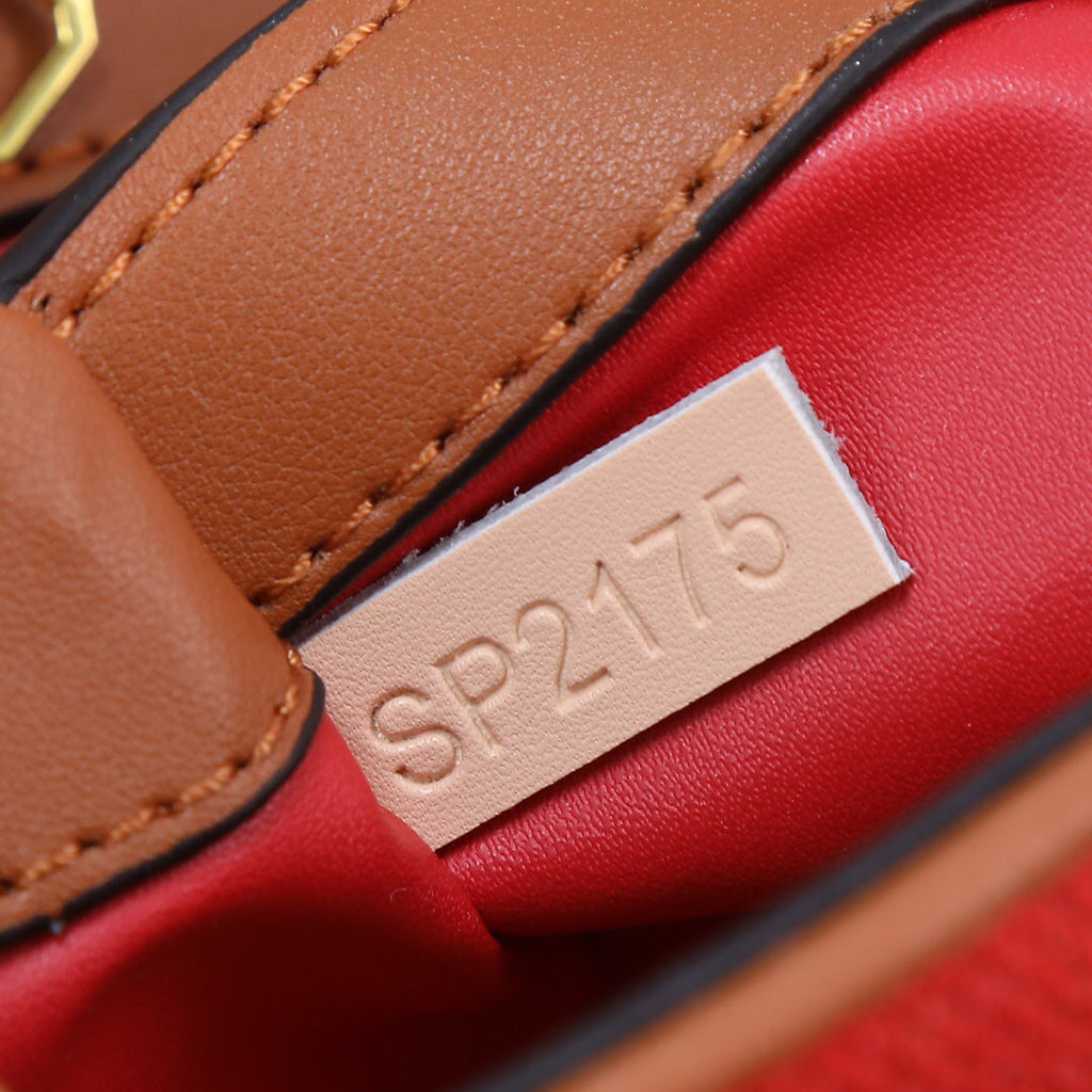 Louis Vuitton Capucines bb Red Pebbled Leather Bag 27x18x10cm | Celebrity Street Style, Detachable Strap & Twist Lock