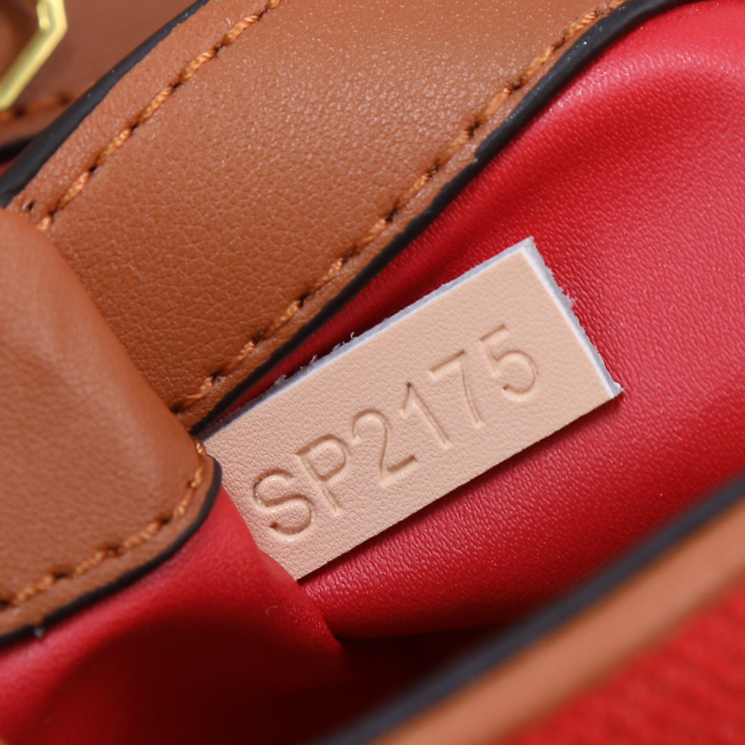 Louis Vuitton Capucines bb Red Pebbled Leather Bag 27x18x10cm | Celebrity Street Style, Detachable Strap & Twist Lock