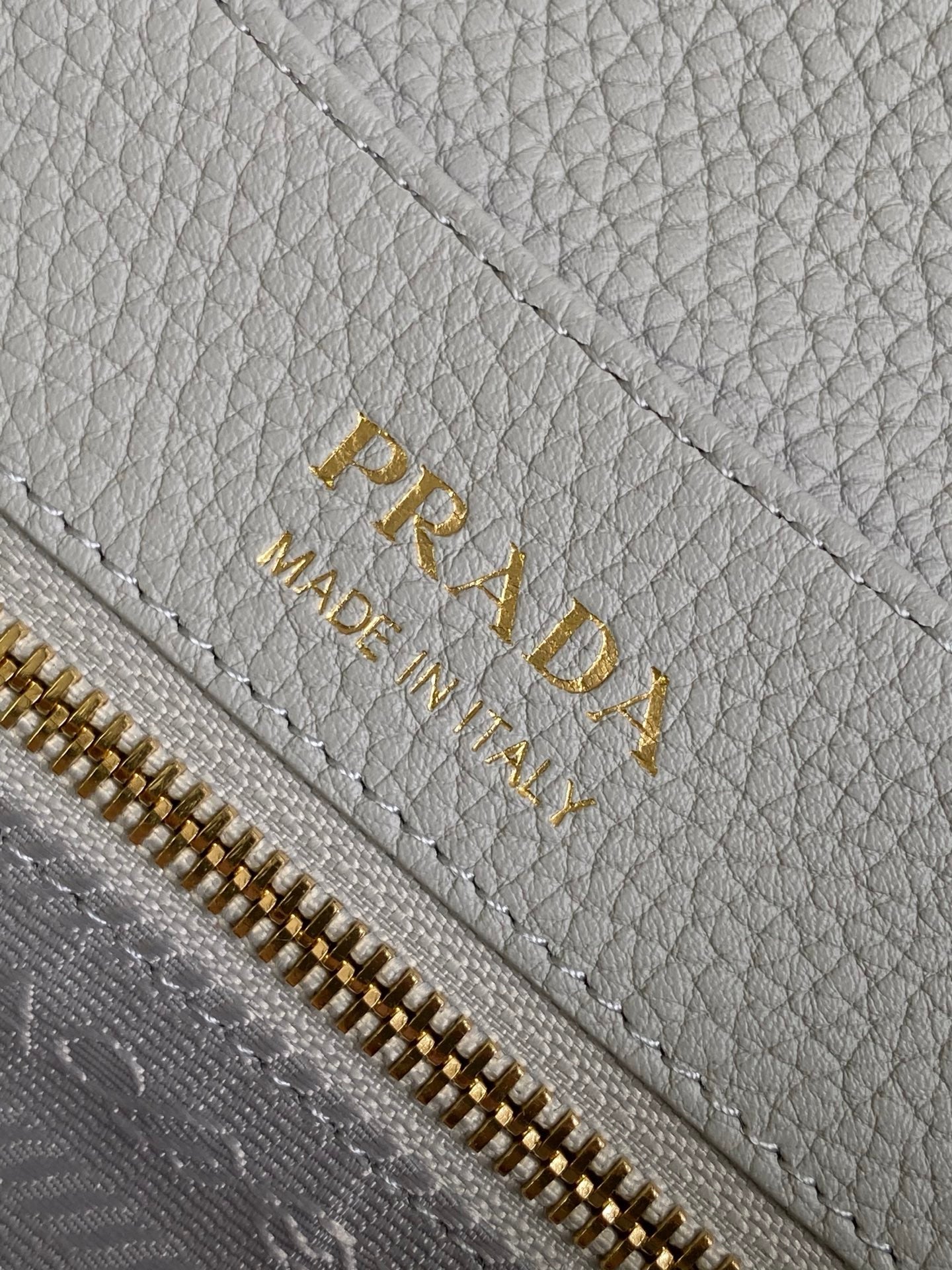 New Pebbled Leather Crossbody Bag 26x14x9.5cm | Adjustable Strap, Metal Logo & Spacious Design