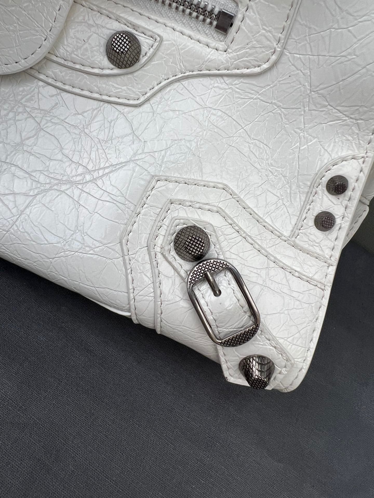 White Paris Neo Cagole Biker Bag 2023 - Edgy Heart Mirror Bucket Bag | 26cm Statement Piece