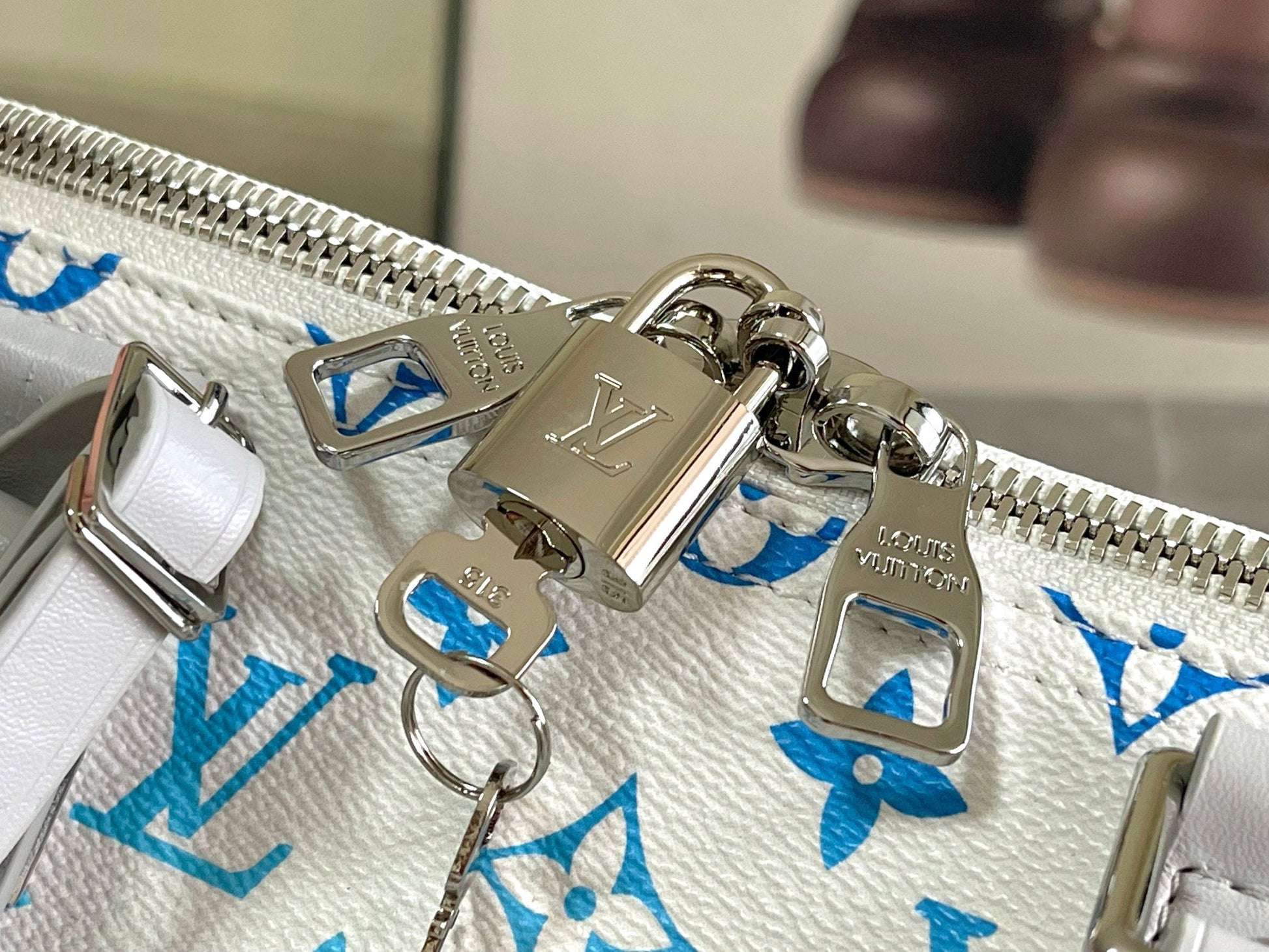 Louis Vuitton KEEPALL BANDOULIÈRE 55 Travel Bag | Vintage Monogram Canvas | FW21-22 Runway Capsule | Storefront Signage Design