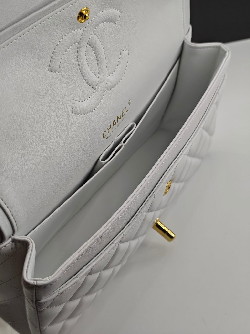 Chanel Classic CF1112 Handbag Genuine Imported Lambskin with Chip & Stamp 24K Gold Plated Hardware Anti-Fade Custom Luxury White Gold Buckle