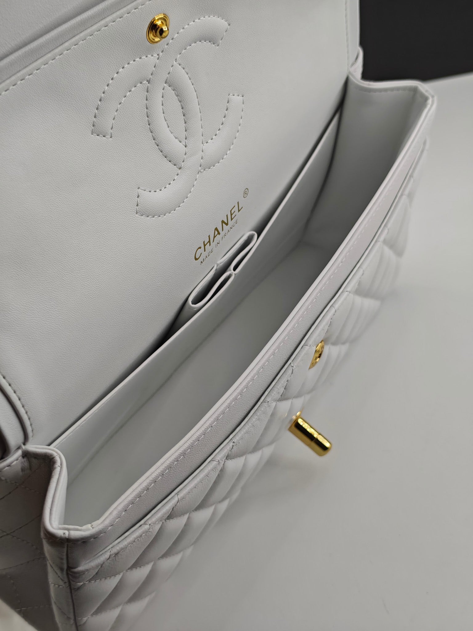Chanel Classic CF1112 Handbag Genuine Imported Lambskin with Chip & Stamp 24K Gold Plated Hardware Anti-Fade Custom Luxury White Gold Buckle