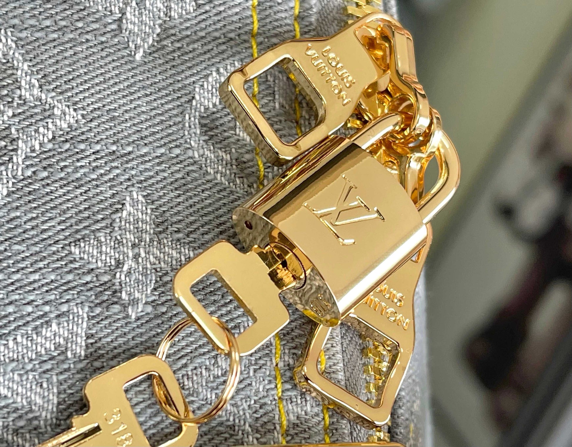 Louis Vuitton KEEPALL BANDOULIÈRE 45 Travel Bag | Vintage Monogram Canvas | FW21-22 Runway Capsule | Storefront Signage Design