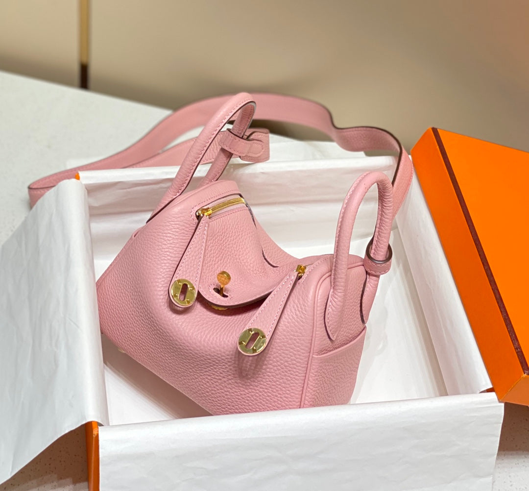 Hermès 𝕃𝕚𝕟𝕕𝕪 𝟭𝟵𝕔𝕞 Mini Bag "Milkshake Pink Gold" - Compact & Spacious, Handcrafted Luxury