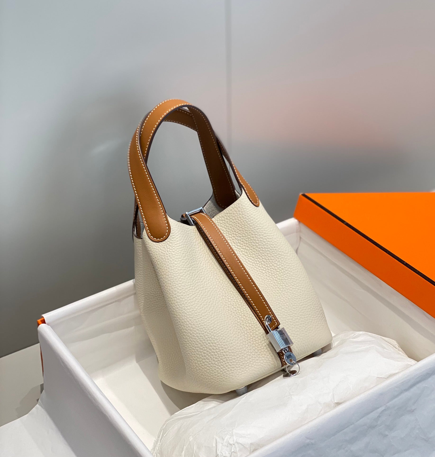Hermès Picotin Lock 18cm Milkshake White Gold Brown Bucket Bag - Classic Two-Tone Luxury Handbag