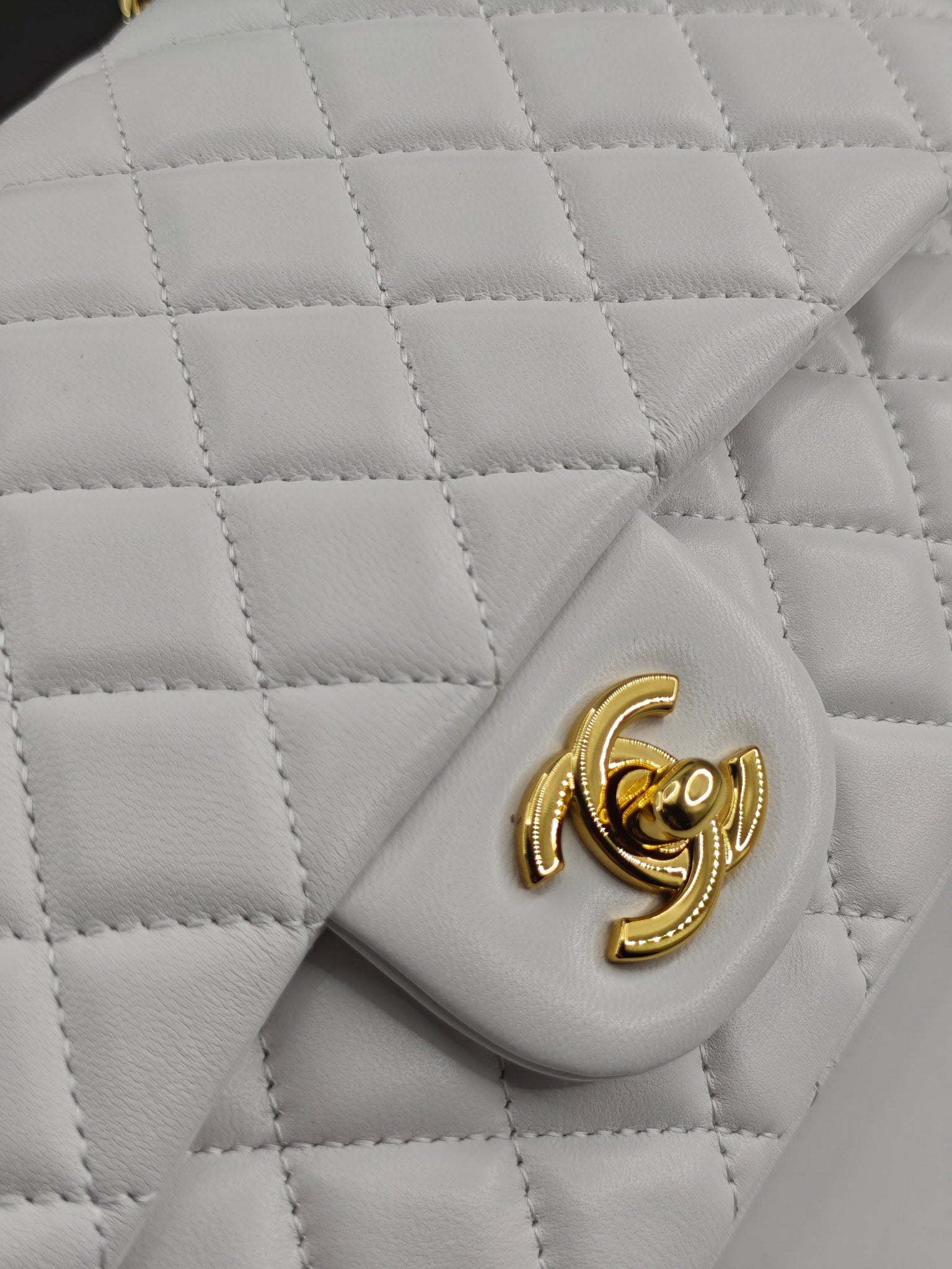 Chanel Classic CF1112 Handbag Genuine Imported Lambskin with Chip & Stamp 24K Gold Plated Hardware Anti-Fade Custom Luxury White Gold Buckle