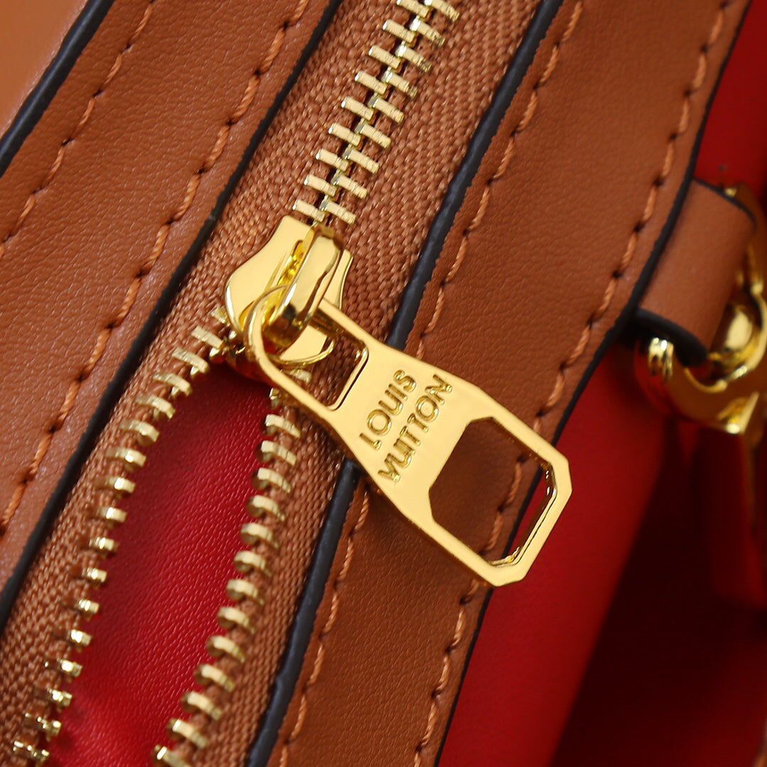 Louis Vuitton Capucines bb Red Pebbled Leather Bag 27x18x10cm | Celebrity Street Style, Detachable Strap & Twist Lock
