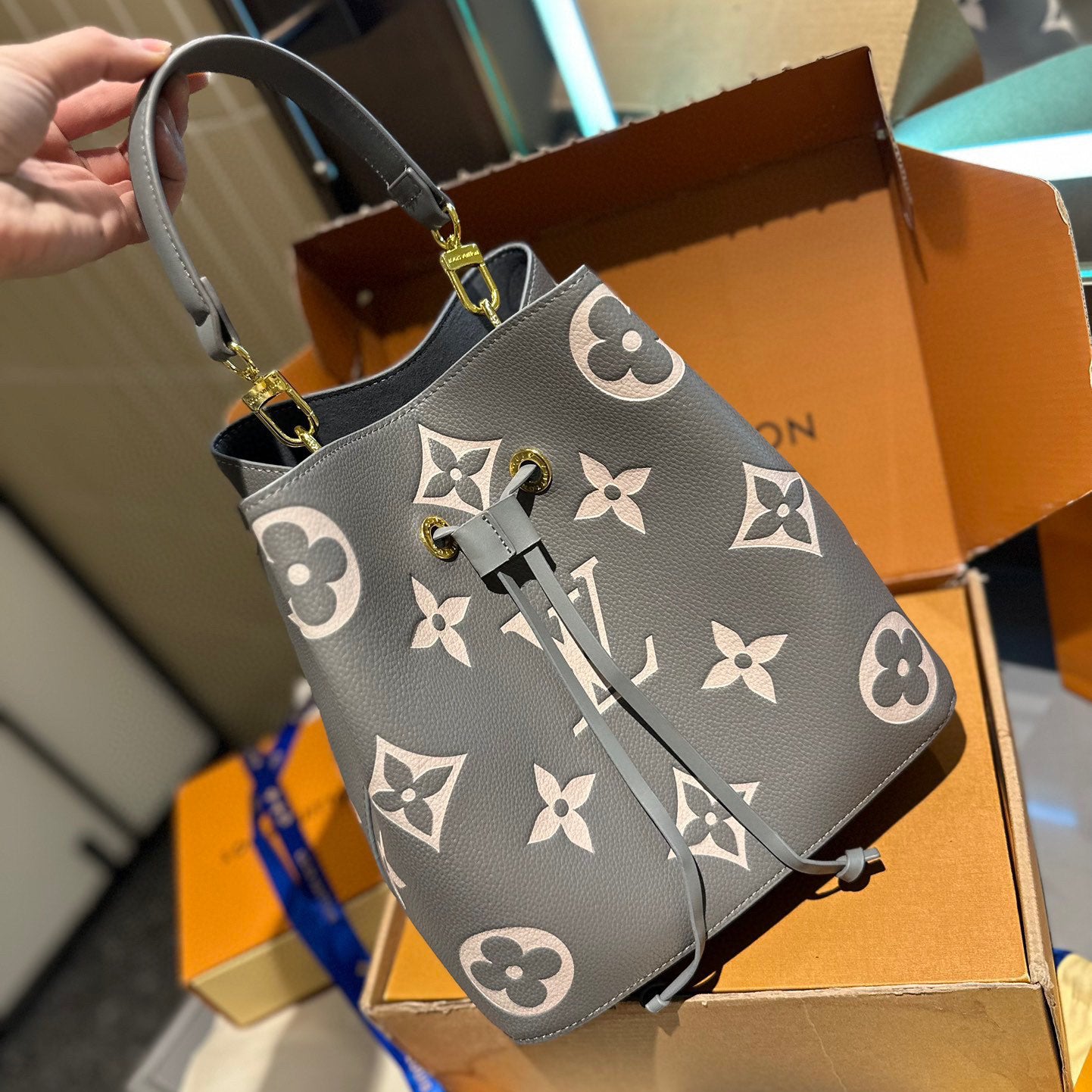 Louis Vuitton JNEONOEBB Monogram Bag 25cm | Gold-Plated Studs, Calfskin Barrel Bag