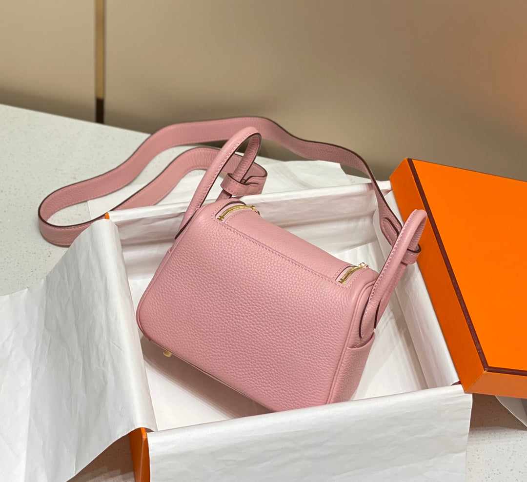 Hermès 𝕃𝕚𝕟𝕕𝕪 𝟭𝟵𝕔𝕞 Mini Bag "Milkshake Pink Gold" - Compact & Spacious, Handcrafted Luxury